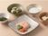 ご飯や味噌汁、メイン料理や小鉢などの一人分の食事が食器に盛り付けられている。用意されているのは介護食である。