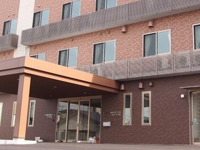 窓が多く開放的な印象の建物である。レンガ色の外壁が目印となっている。入口前はゆとりを持って広く設計されている。