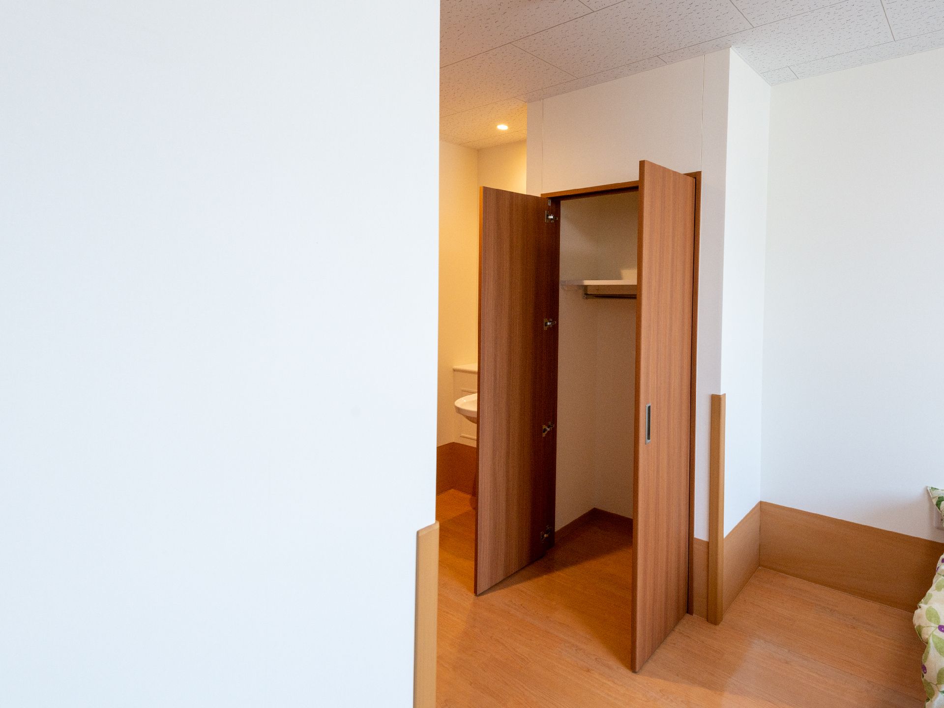 居室に設置された、衣服などを収納するクローゼット