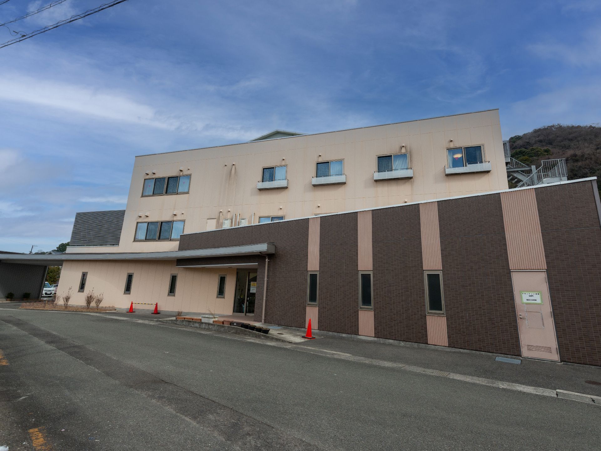 落ち着いた色合いの外壁の介護施設の外観