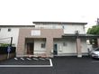 レンガ調の外壁がアクセントになった施設である。建物の前には、身障者専用の広々した駐車場も設けられている。