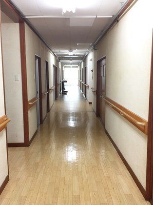 共用廊下の床はクッションフロアシートで表面が滑らかになっているため、車椅子をご利用の方もスムーズな通過が可能である。