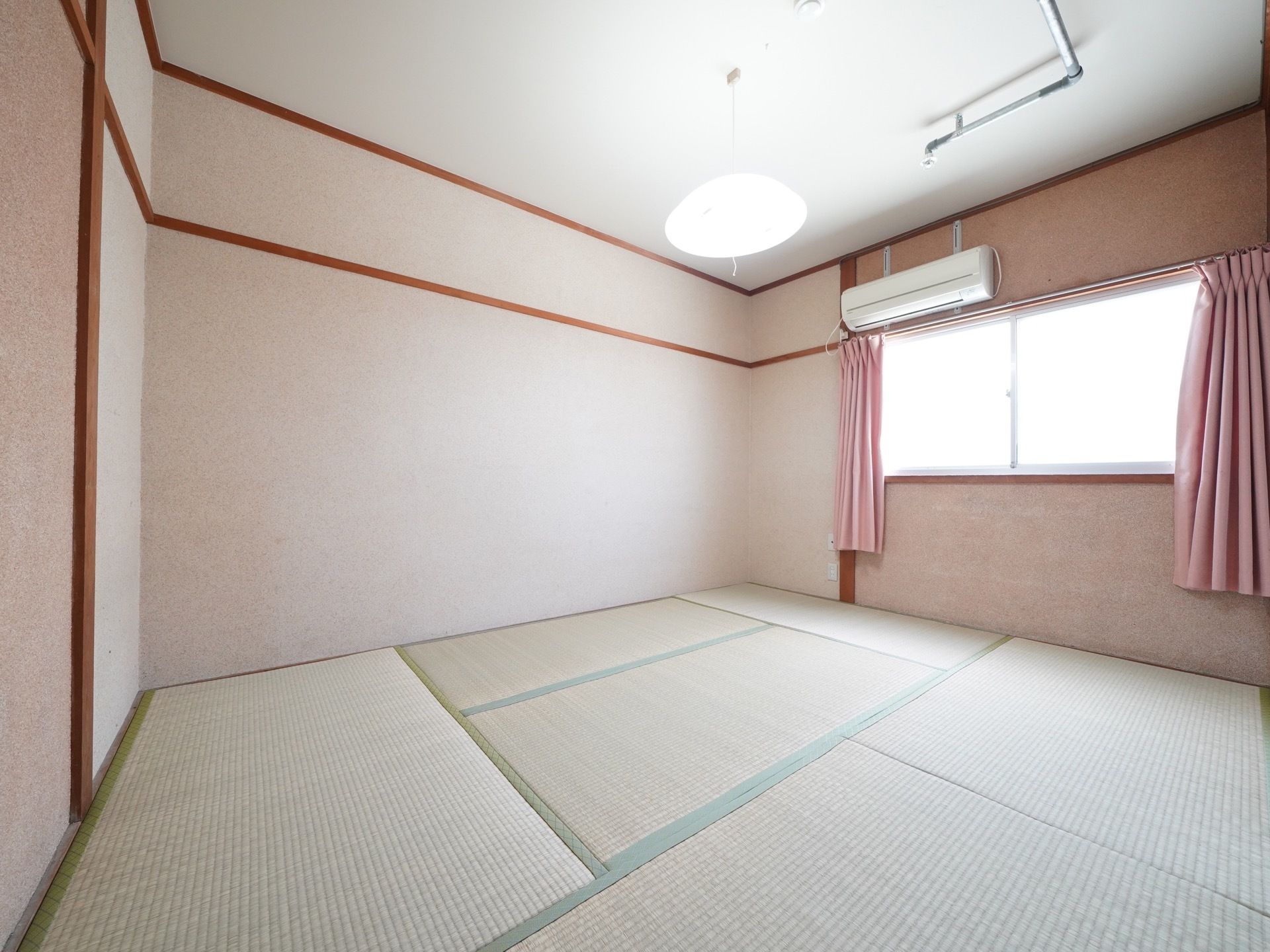 窓がある明るい居室である。エアコンを設置しており、１年を通して快適に過ごすことができる。畳敷きの和室で足を伸ばしてくつろぐことができる。