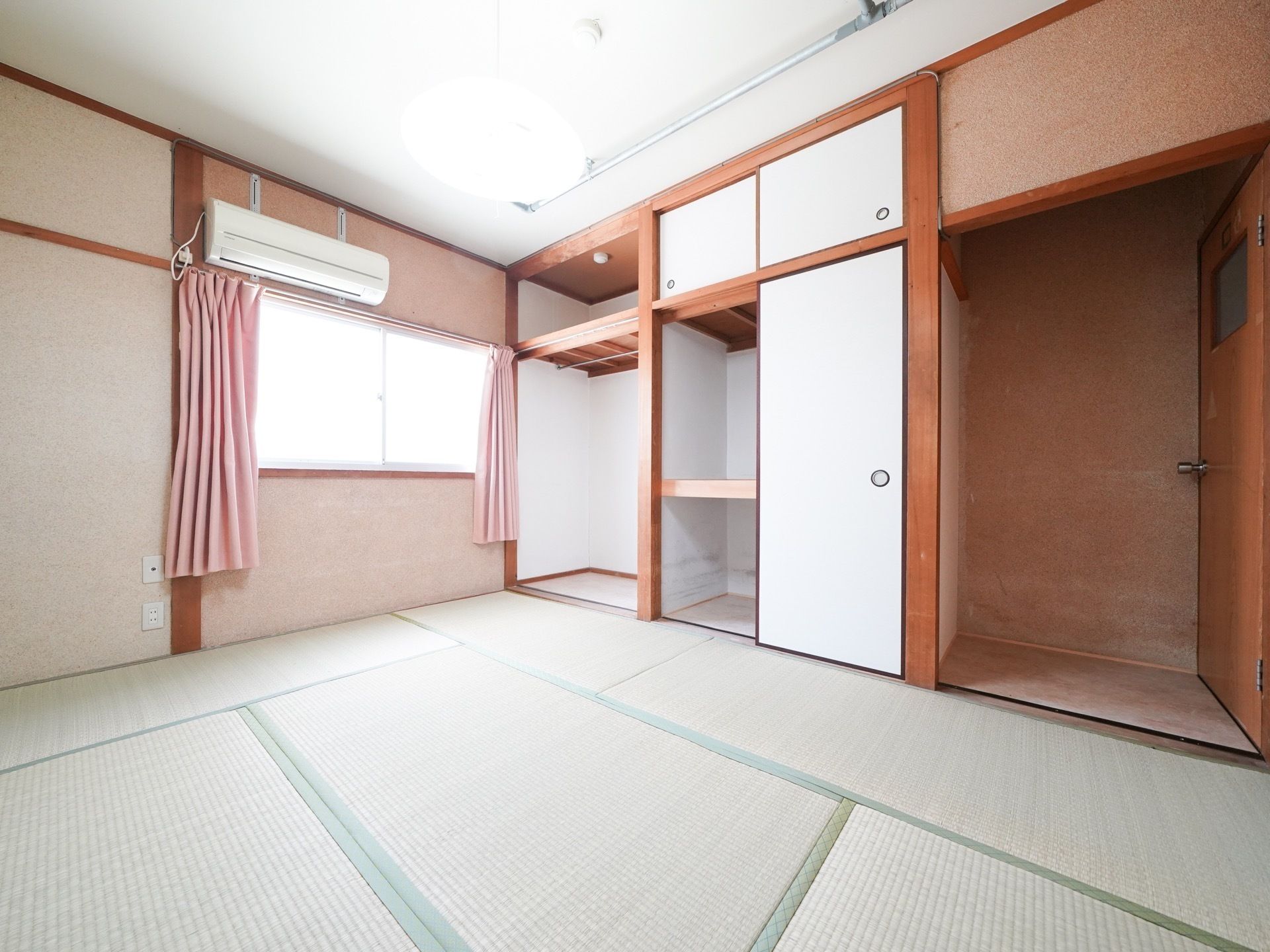 和室な空間は、入居者が慣れ親しんだ居室の物を配置。
