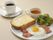 朝食の一例である。洋食の日は、トーストなどを食べていただける。食後にはコーヒーを飲んで、ゆったりとした時間を過ごしていただける。