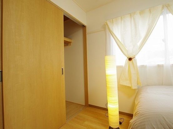 居室に大容量の収納力がある、クローゼットをご用意している。お洋服も掛けられるので、便利にお使いいただける。
