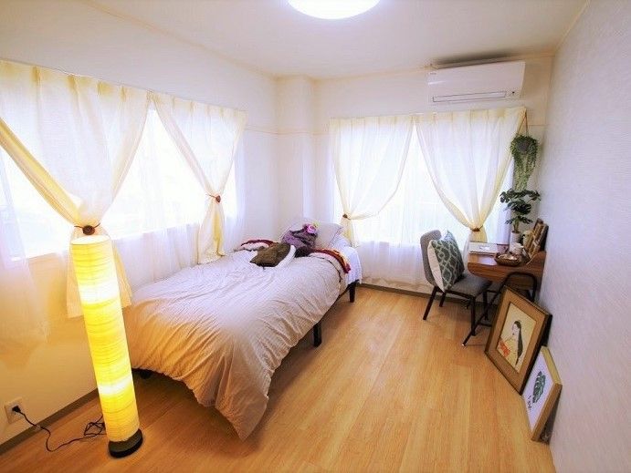 2方向に窓がある明るい部屋である。入居者様のお好きな家具をお持ちいただいて、ご自宅のようにお過ごしいただくことができる。