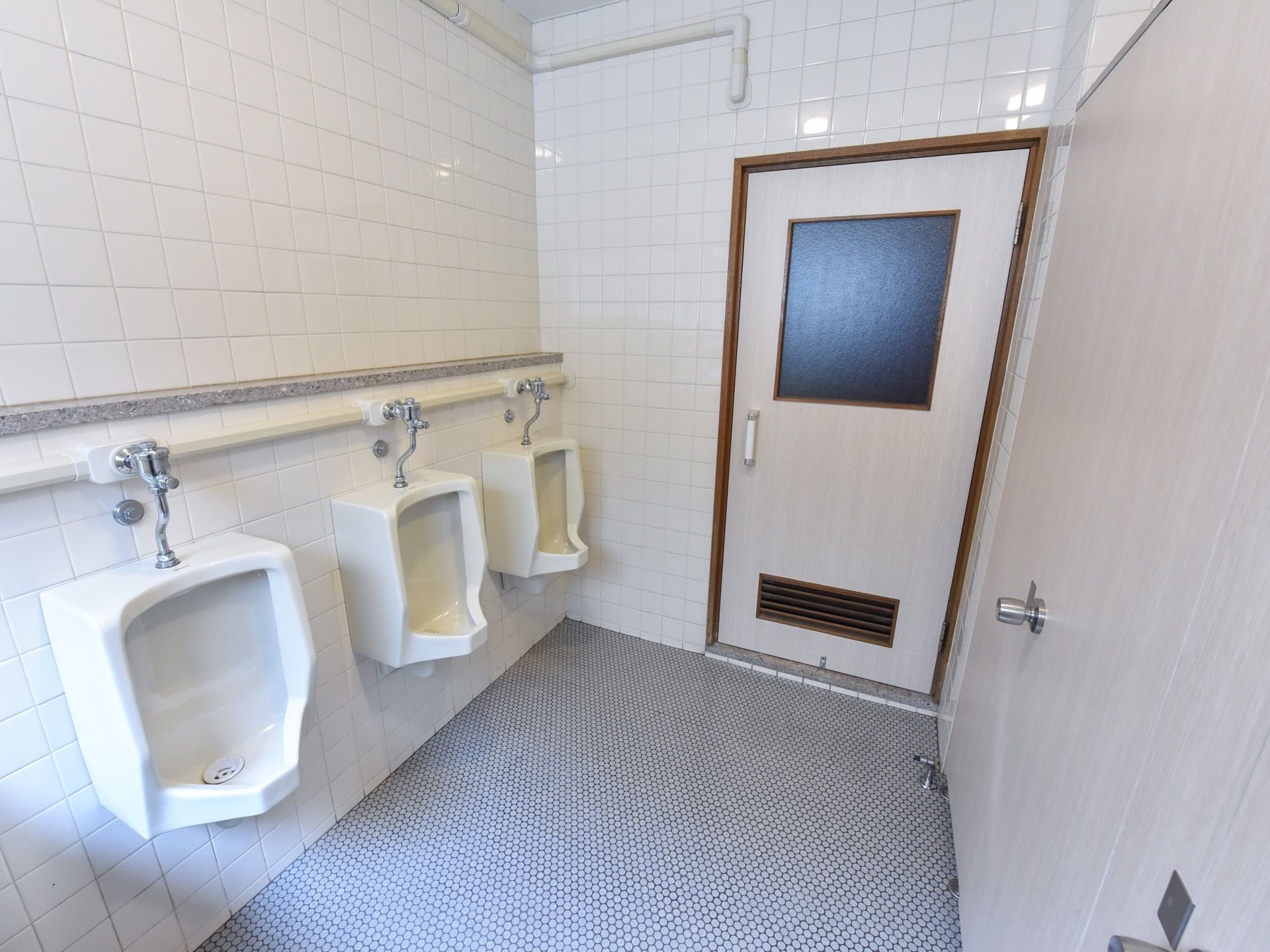 トイレはフロアごとに用意されている。男性用が３か所、個室が２か所ある。窓もあり、換気が行き届いている。