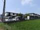 平和な田園風景と街の交差点