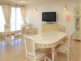 白いロココ調のアンティーク家具で統一されたおしゃれな食堂。テレビが備え付けられており、入居者様の憩いの場となっている。