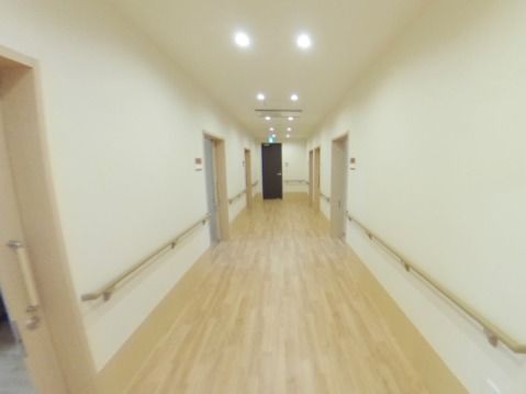 通路幅は広く設けられているので、入居者様同士がすれ違う際に快適に通行することができる。両側に手すりが設置されている。