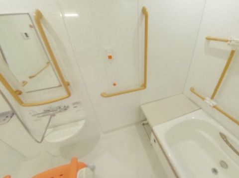 洗い場にはシャワーチェアが用意されている。浴槽内にも手すりが設けられているので、入浴時の転倒を防ぐことができる。