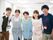 エプロンを着用した女性のスタッフが３人と、その両脇には男性スタッフが２人写っている。全員で肩を組んでいる。