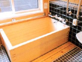 ヒノキで造られた浴槽は、一日の疲れを心身ともにスッキリとさせてくれる。窓も付いているので爽やかな気分で入浴できる。