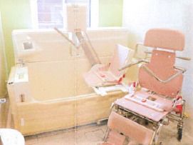 機械浴槽も完備している。要介護者様やご自分でのご入浴が難しい方のサポートをする。安全に入浴をすることができる。