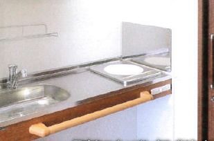 ワイドタイプの部屋にはIH式のキッチンがついている。シンク手前に手すりが設けられているので、掴まって安全に利用できる。
