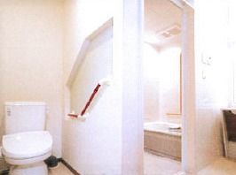 トイレと浴室はそれぞれ別室になっており、隣り合っている。お好きな時間にご入浴ができるのも魅力の一つである。