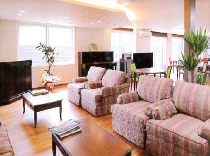 テレビやピアノなどの娯楽アイテムも充実しているリビングである。観葉植物も置いてあり和やかな空間になっている。
