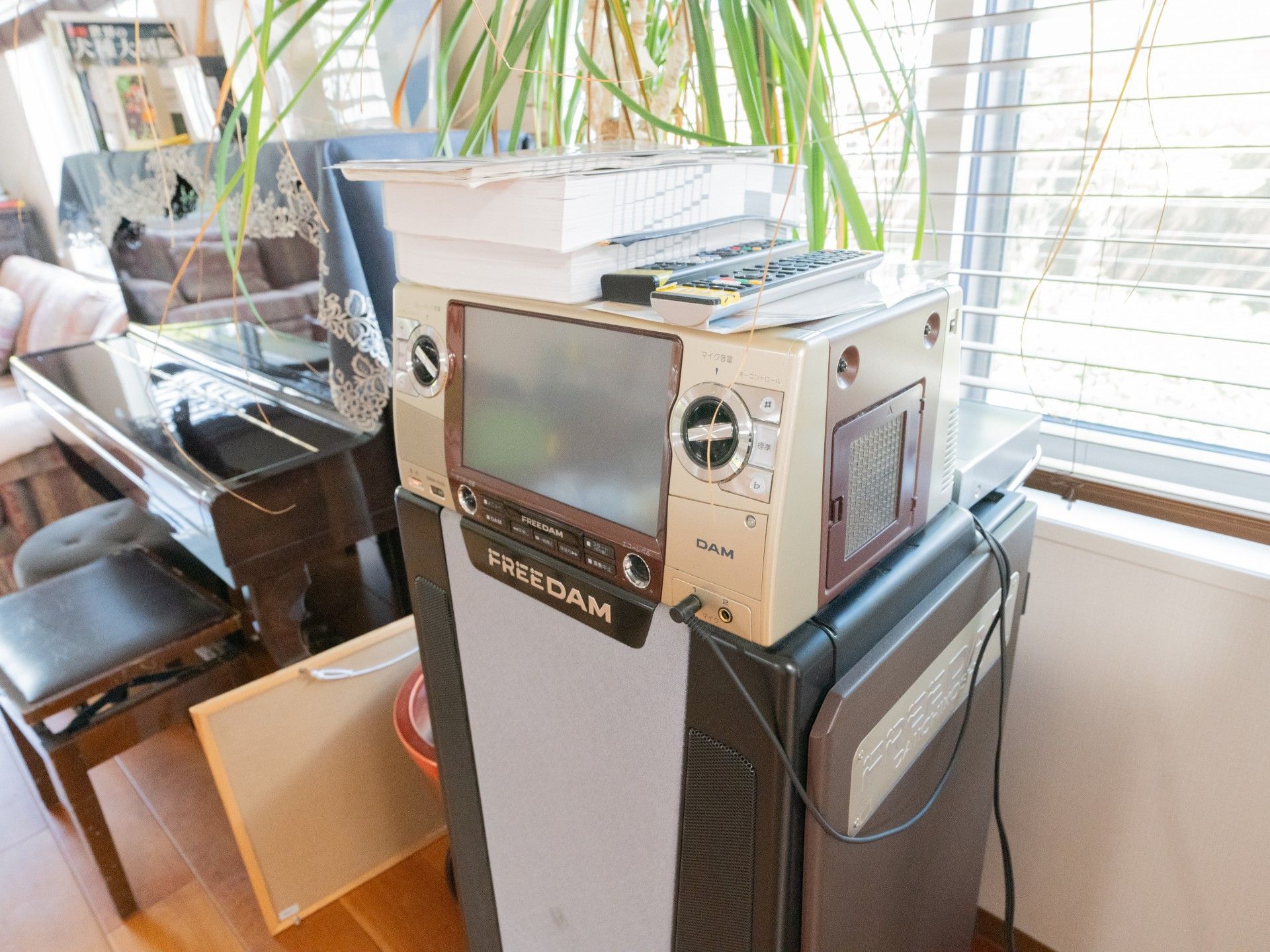 音楽機器とピアノのある部屋