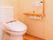 手すり付きの広くて清潔なトイレは、要介護度の高い入居者様の方にも、スムーズに安心してご利用いただける。