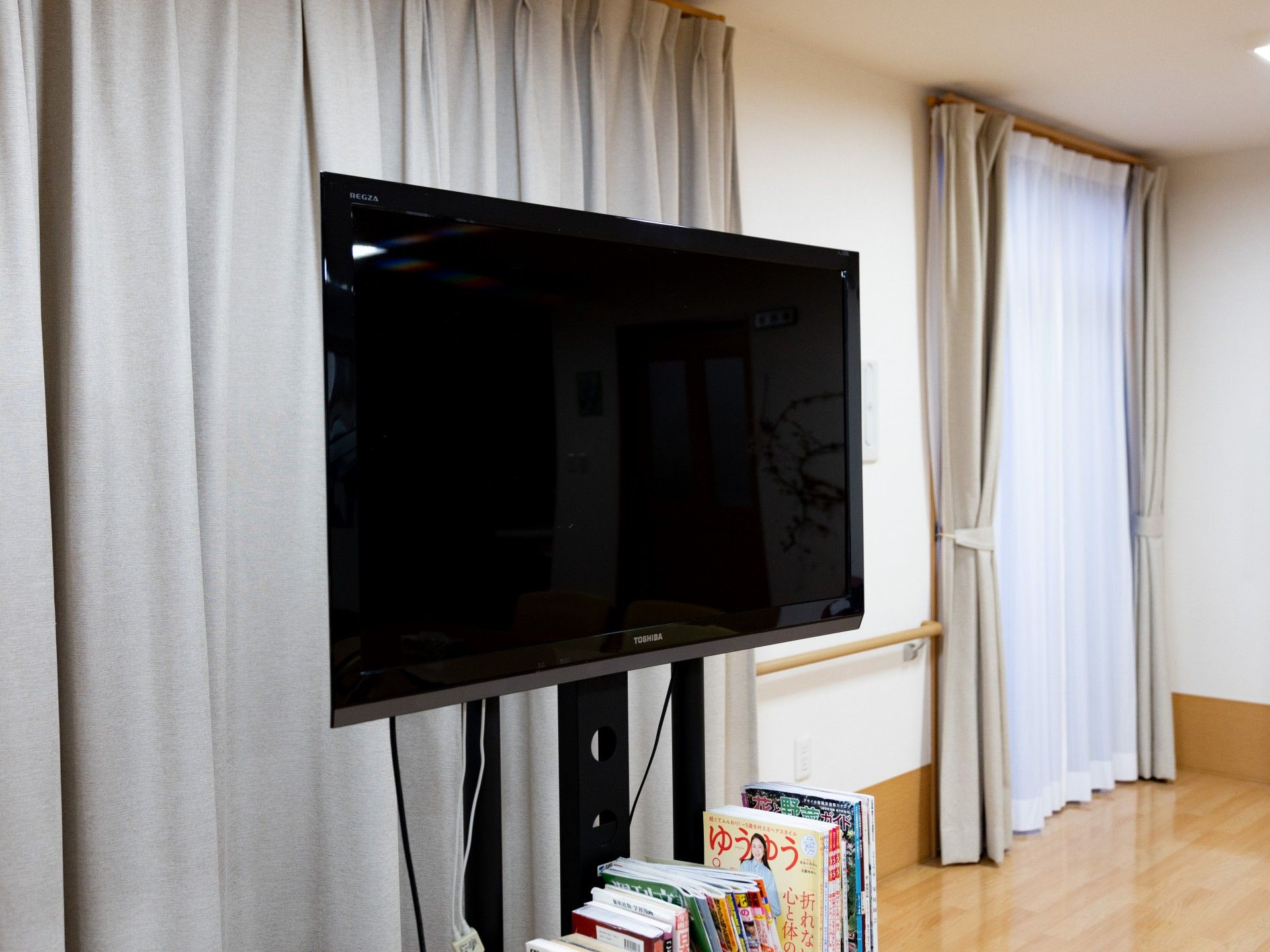 明るい居間のテレビ
