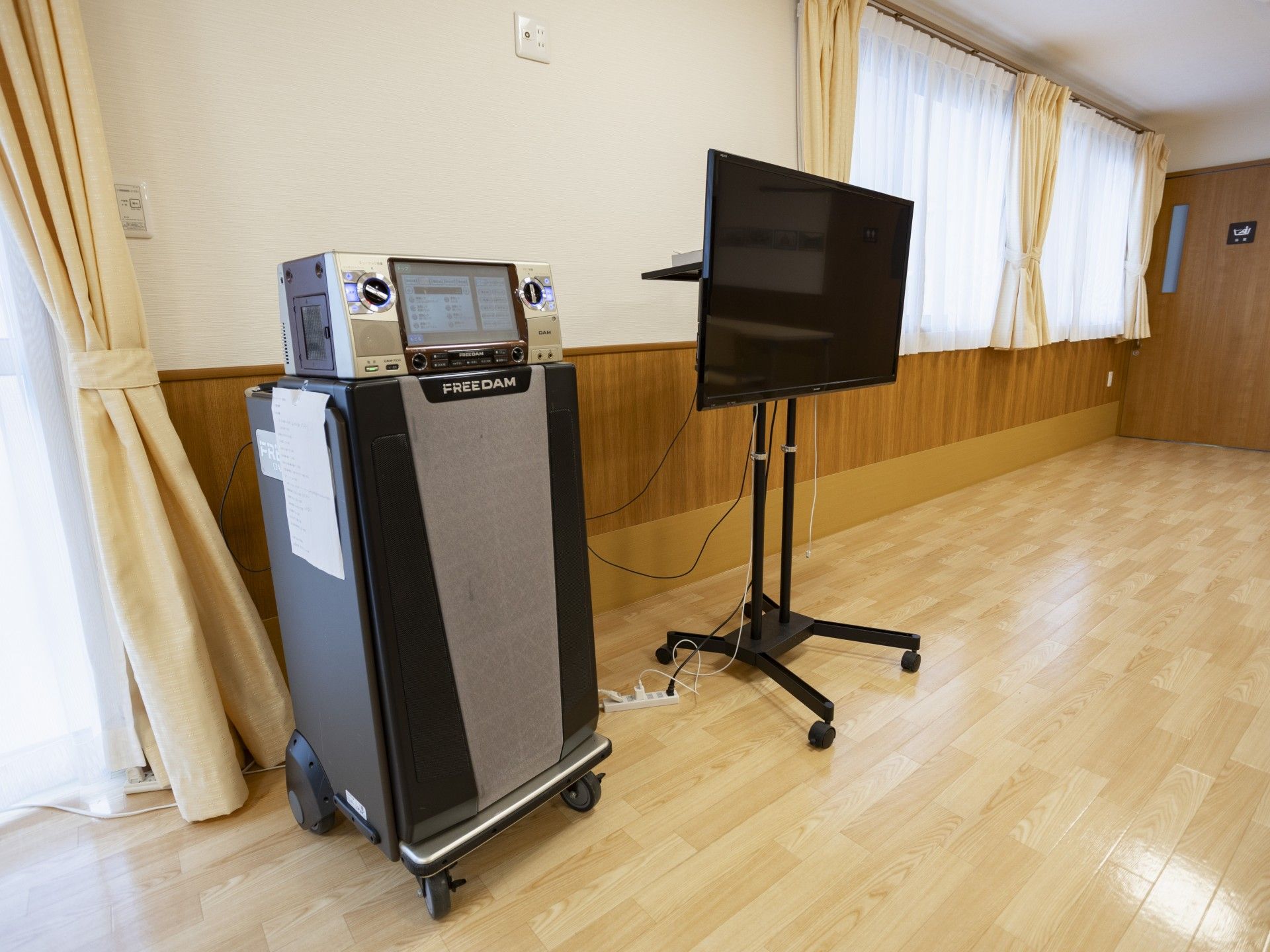 カラオケ機器とテレビのある部屋