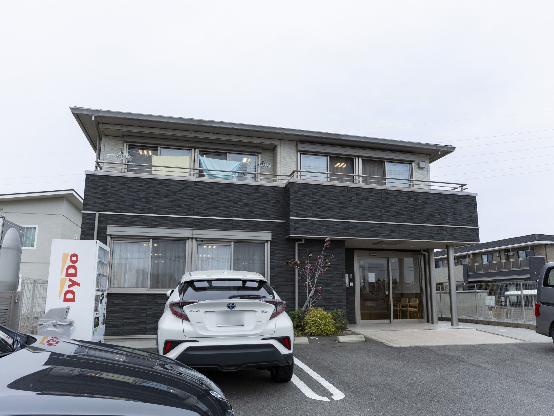 駐車場のある建物外観