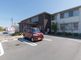 明るい外観の施設入口