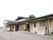 広々とした敷地に、平屋建ての大きな建物が建っている。玄関部分の屋根が大きく、車寄せとしても使用可能である。