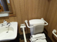 介護施設内の清潔なトイレの一室
