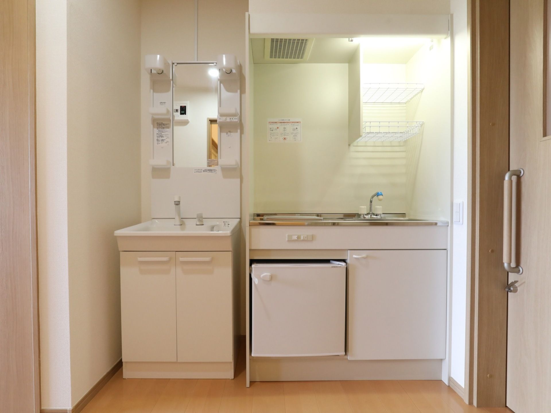 ミニキッチンや洗面台、トイレなどの水廻りが一箇所に集まっていて使いやすい配置になっている。居室のドアはスライド式なので安全簡単に利用できる。