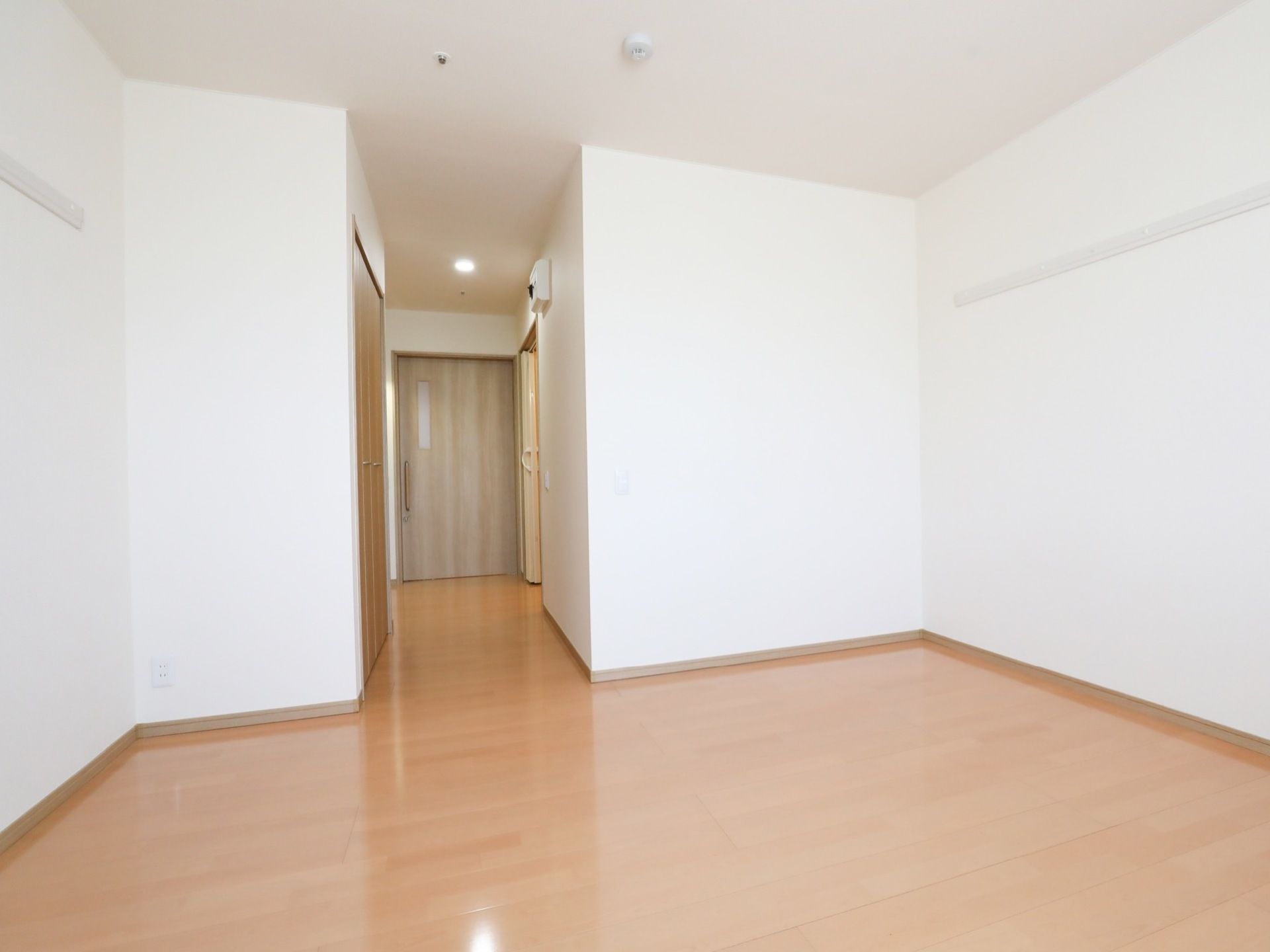 居室はシンプルな造りになっているので、入居者様のお気に入りの家具を持ち込むことができる。広く明るい部屋で快適なシルバーライフを満喫できる。