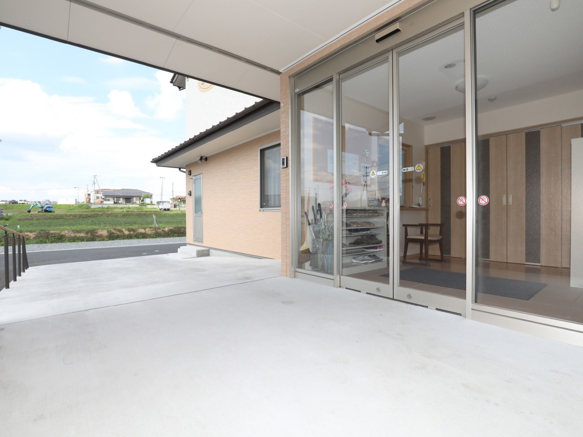 駐車スペースからエントランスまではスロープになので安全に移動できる。屋根がついているので、雨の日も濡れることなく建物に出入りできる。