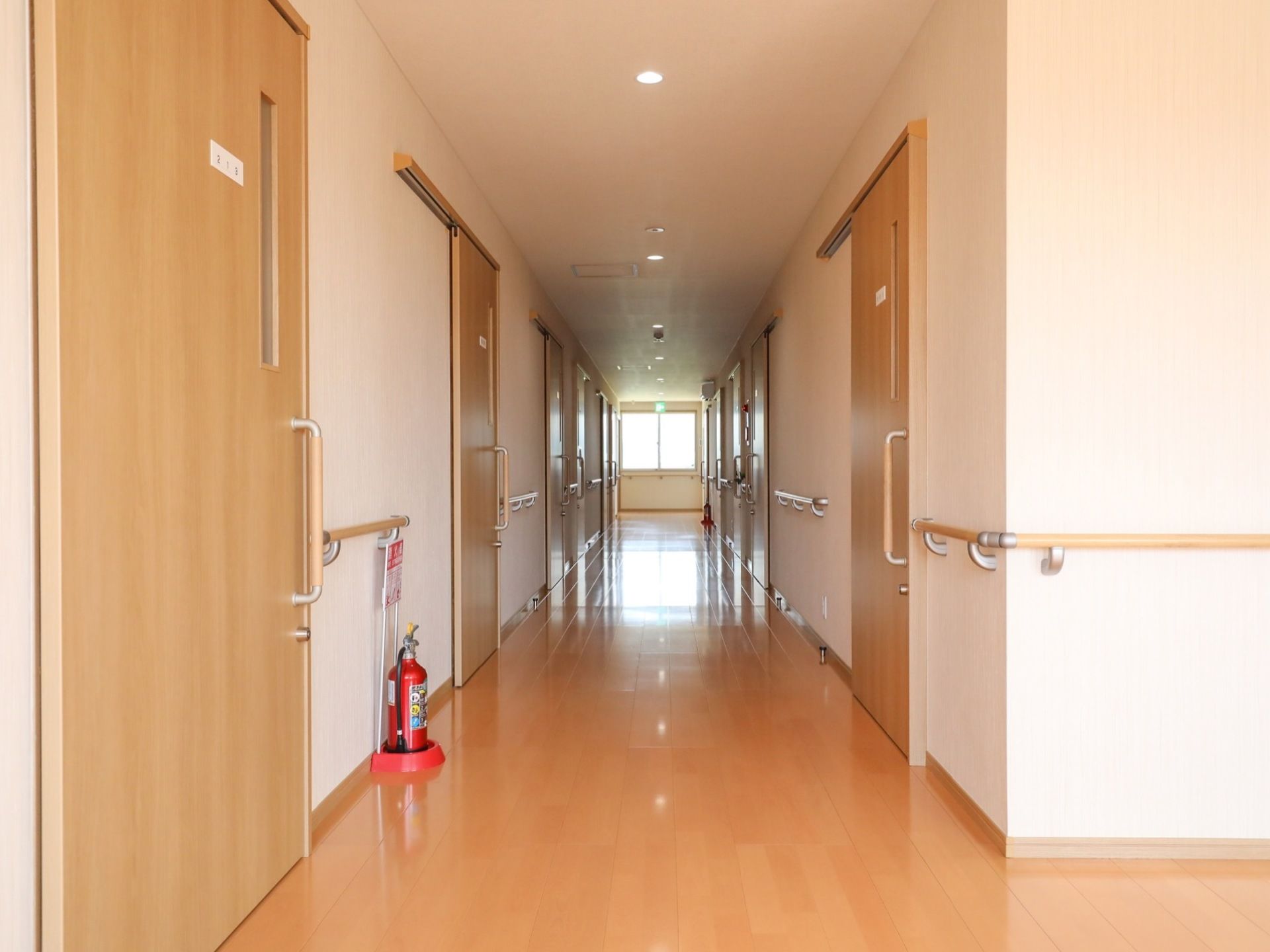 廊下は安全に通行できるように、極力床に物を置かず広く使えるようになっている。壁には手すりが取りつけてあるので安全に利用できる。