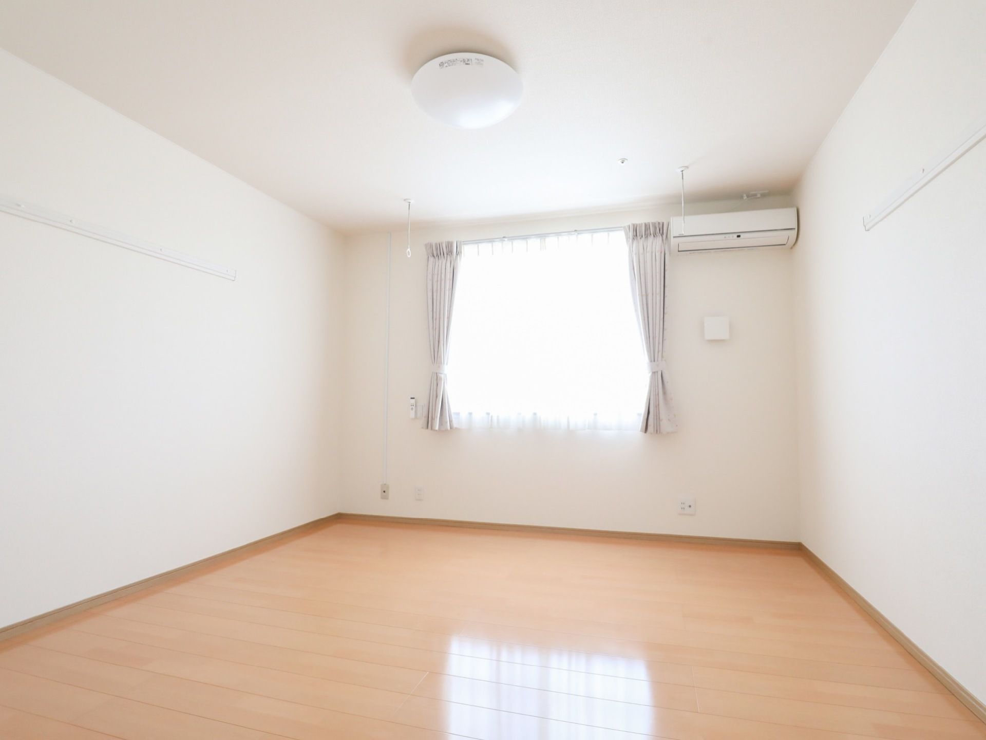 居室は窓のあるシンプルな１Ｋの間取りで、居室部分は明るく親しみやすい雰囲気になっている。清潔感があり快適に生活できる。