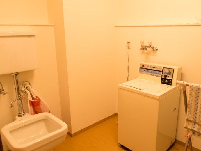 コイン式のランドリー等の生活用品も設置。ご入居後もご自宅と変わらず、清潔で快適な生活を送ることができる。