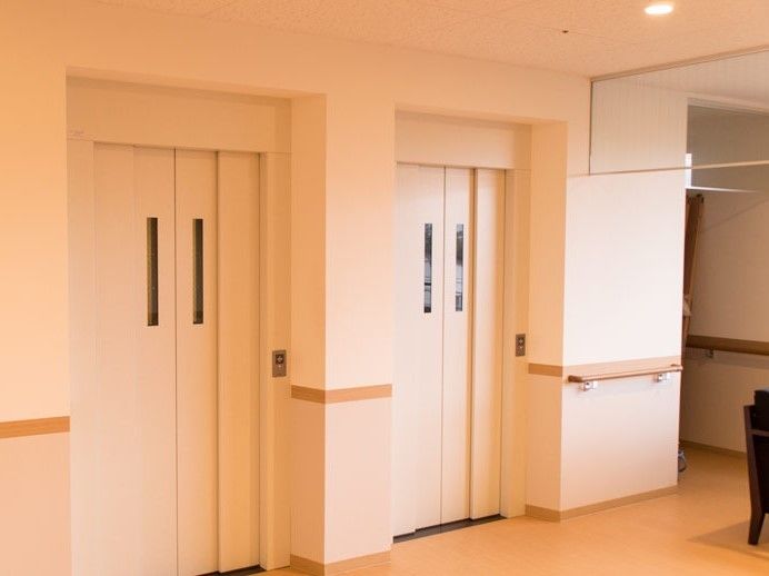 入居者様やそのご家族様の待ち時間緩和のため、2基のエレベータを採用している。いつでも違うフロアへ移動が可能。