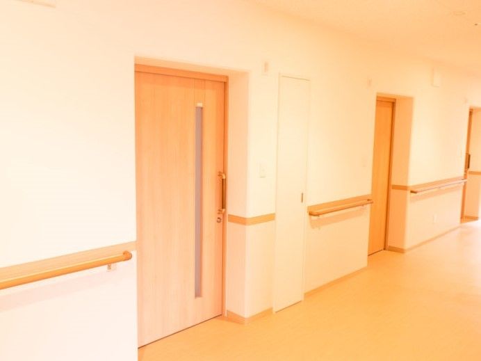 目に優しい色の内装。段差のない廊下に、各所に手すりを配置している。ドアはどなたでも使いやすい引き戸を採用している。