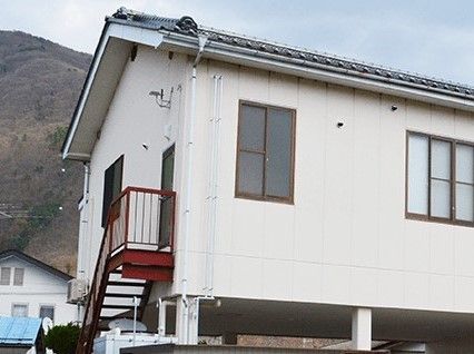 鉄骨造２階建ての建物が写っている。住宅型ホームの外観