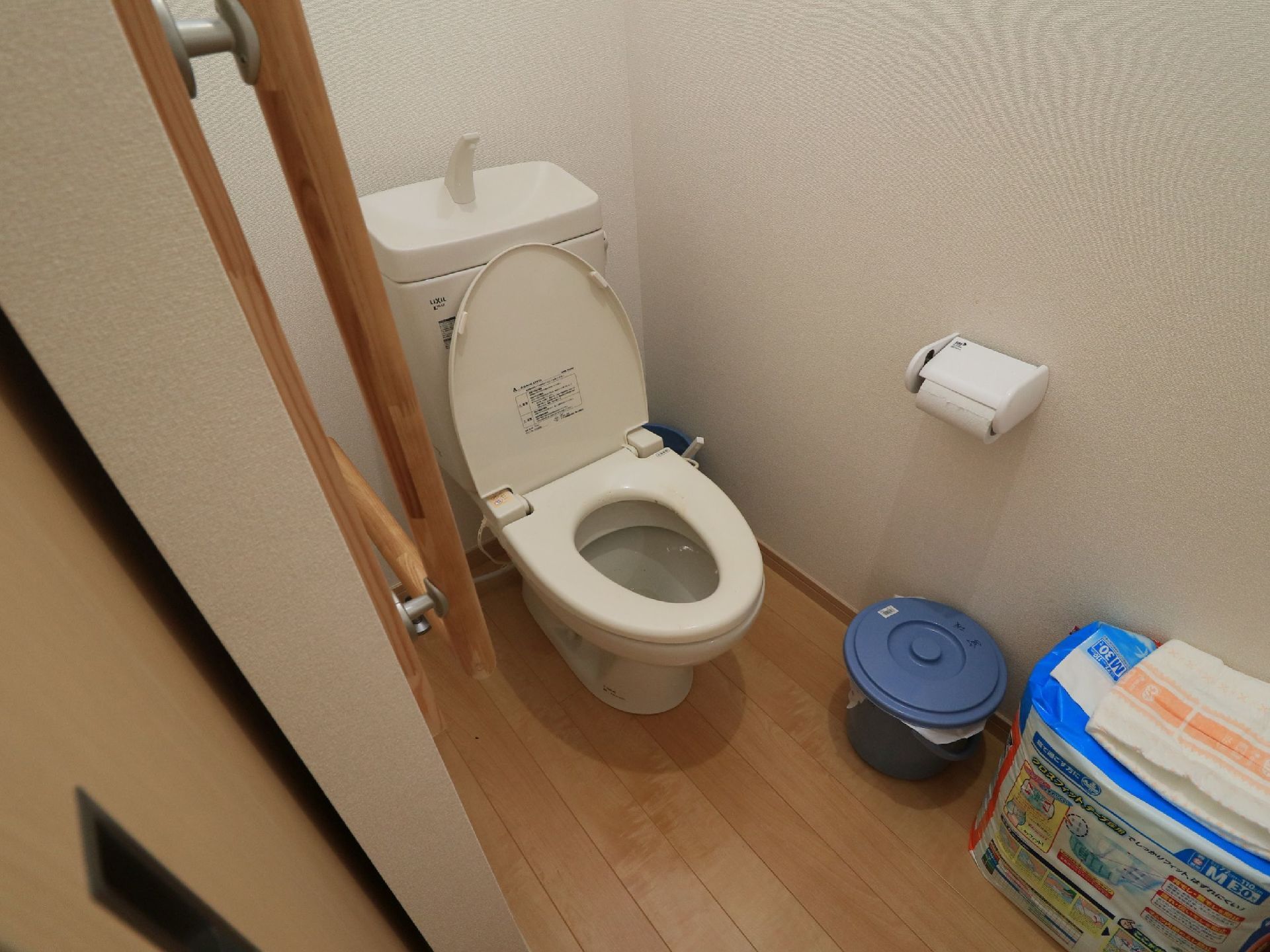 洋式トイレが設置されており、清掃が行き届いたきれいなスペースである。扉には大きな取っ手があり、小さな力で開け閉め可能。