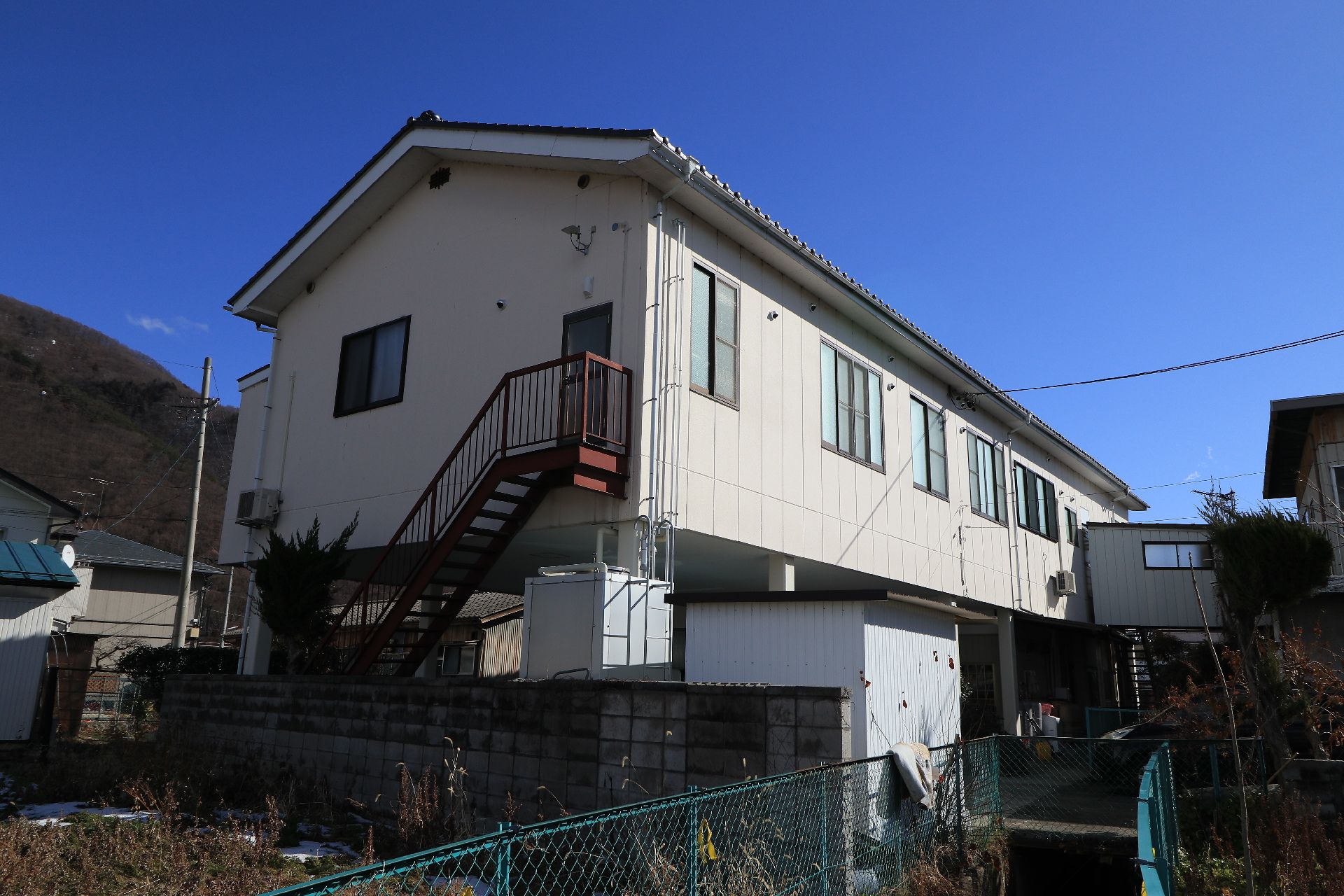山々に囲まれた場所に位置する、アットホームな雰囲気の施設