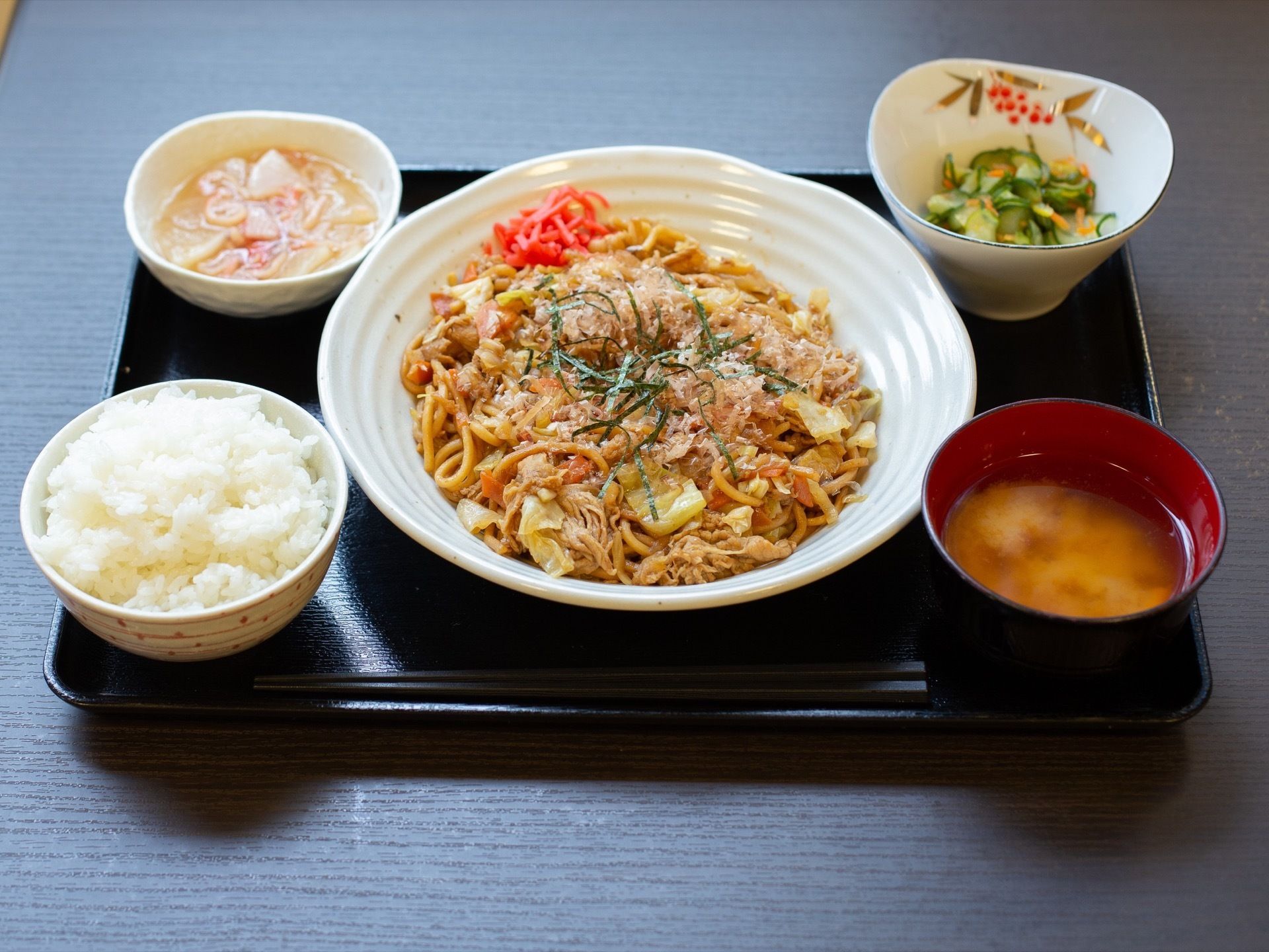 栄養のバランスが考えられている。塩分を控えめにしながらもおいしく、見た目にも良い。他の入居者様と楽しい会話のひと時になる。