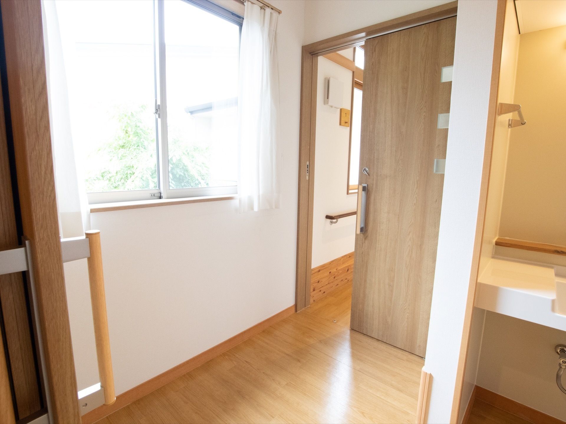 床がフローリングで段差がなく、安心して過ごせる個室タイプの部屋