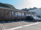 介護施設の外観と駐車場