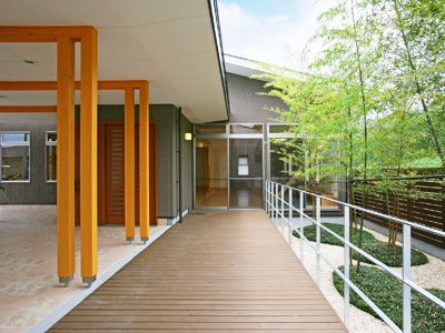 敷地内に植栽が施され、段差のないウッドデッキ風のテラス