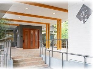 黄色い柱がアクセントのエントランスへのアプローチには階段もついており、手すりもしっかり設置してあるので安心。