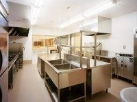 入居者様の健康と安全に配慮された食事を提供する厨房は常に清潔を心掛けており、専門スタッフが毎日美味しい食事を提供している。