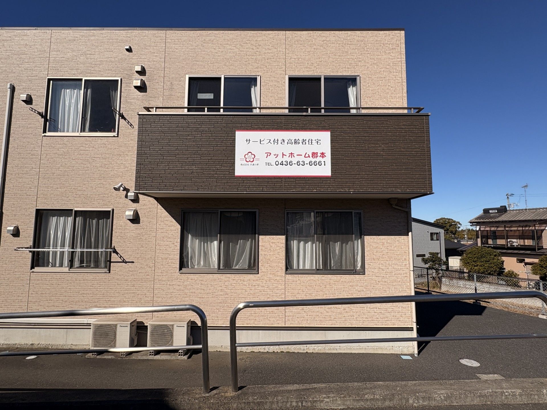 施設はブラウン色の外壁になっており、２階建ての建物である。建物の脇には、自動販売機が設置されている。