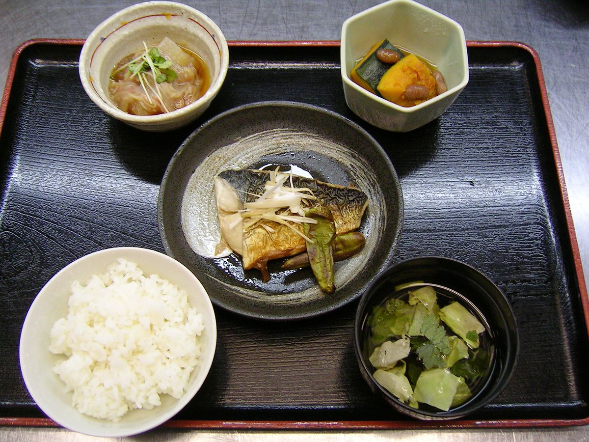 中央に焼き魚、周りに副菜の小鉢の付いた和食のセット