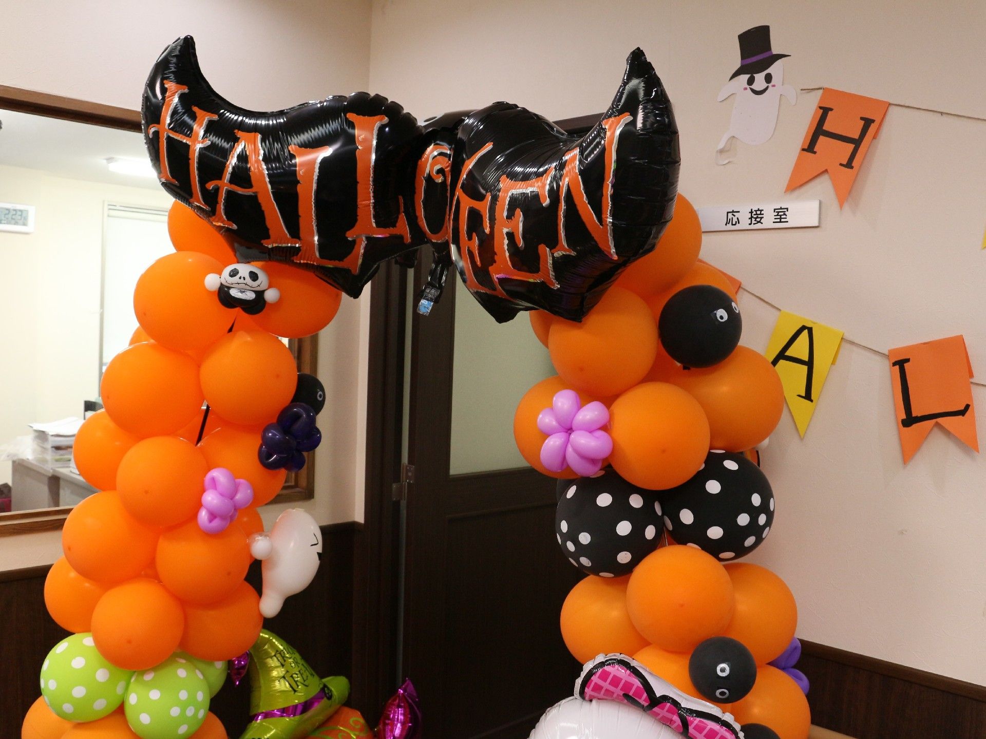 ハロウィンバルーン装飾の廊下